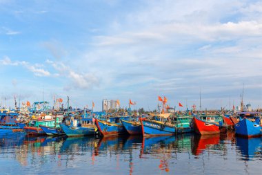 Danang, Vietnam: 10 Mayıs 2019 - Danang Balıkçılık Limanı 'nda çok sayıda balıkçı teknesi
