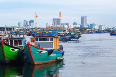 Danang, Vietnam: 10 Mayıs 2019 - Danang Balıkçılık Limanı 'nda çok sayıda balıkçı teknesi