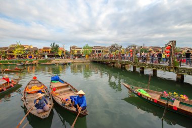 Hoi An, Vietnam: 9 Mayıs 2019 - Antik şehir popüler bir turizm merkezidir. Yürüyen bir market ve keşfedilmesi gereken bir tekne kiralama servisi var..