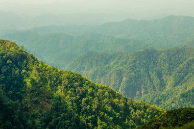 Sabah vakti yüksek dağ. Güzel doğal manzara