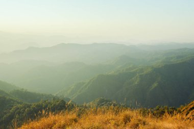 Sabah vakti yüksek dağ. Güzel doğal manzara