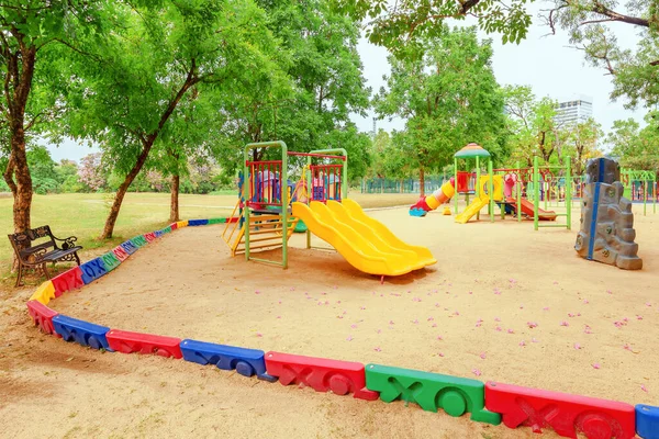 Atividades Coloridas Parque Infantil Parque Público Cercado Por Árvores Verdes — Fotografia de Stock