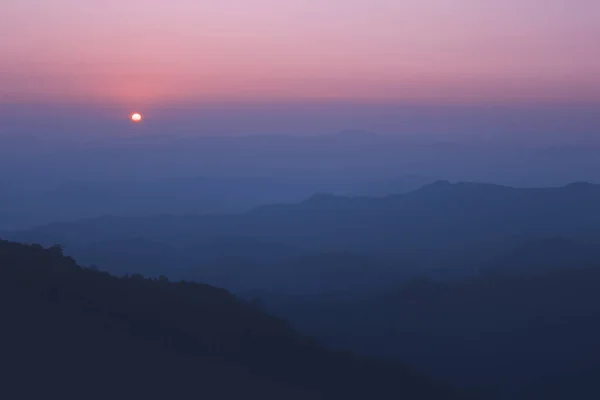 Красочный Закат Горах Пейзажа Драматическое Облачное Небо — стоковое фото