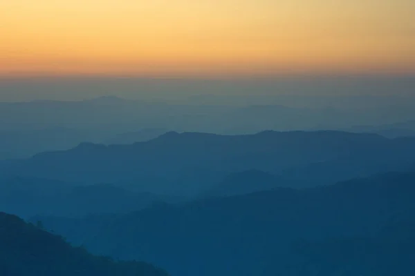 Красочный Закат Горах Пейзажа Драматическое Облачное Небо — стоковое фото