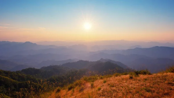 Farbenfroher Sonnenuntergang Der Berglandschaft Dramatisch Bewölkter Himmel — Stockfoto