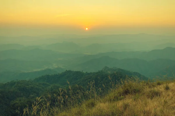 Farbenfroher Sonnenuntergang Der Berglandschaft Dramatisch Bewölkter Himmel — Stockfoto