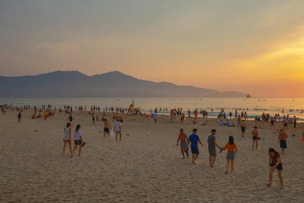 Дананг Вьетнам Мая 2019 Пляжи Дананге Вьетнам Туристы Забавляются Утром — стоковое фото