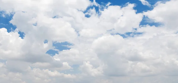Φόντο Του Μπλε Του Ουρανού Και Άσπρα Σύννεφα — Φωτογραφία Αρχείου