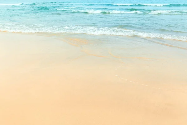 Praia Com Ondas Mar Dias Ensolarados — Fotografia de Stock