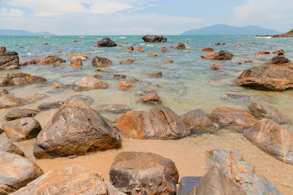 Mavi gökyüzünün altında egzotik tropikal plaj.