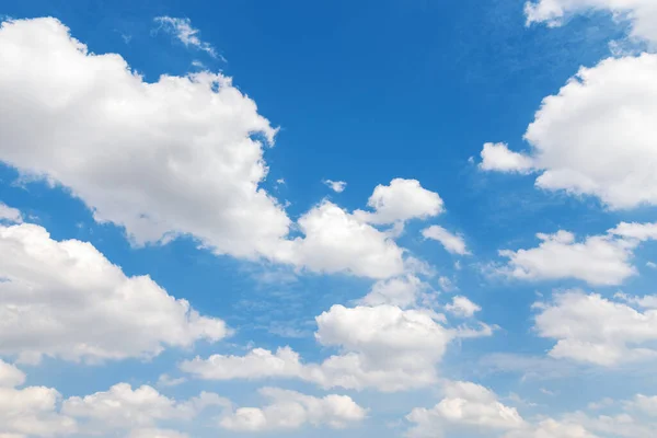 Λευκά Σύννεφα Στον Γαλάζιο Ουρανό Φυσικό Περιβάλλον — Φωτογραφία Αρχείου