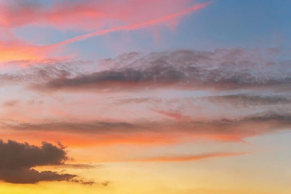 Obloha Večerních Hodinách Ohromujícími Mraky Slunečním Světlem — Stock fotografie