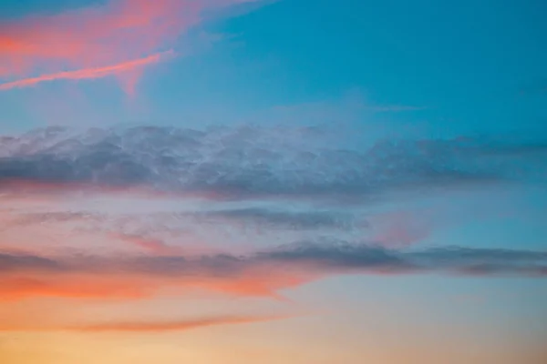 Ουρανός Βράδυ Εκπληκτικά Σύννεφα Και Φως Του Ήλιου — Φωτογραφία Αρχείου