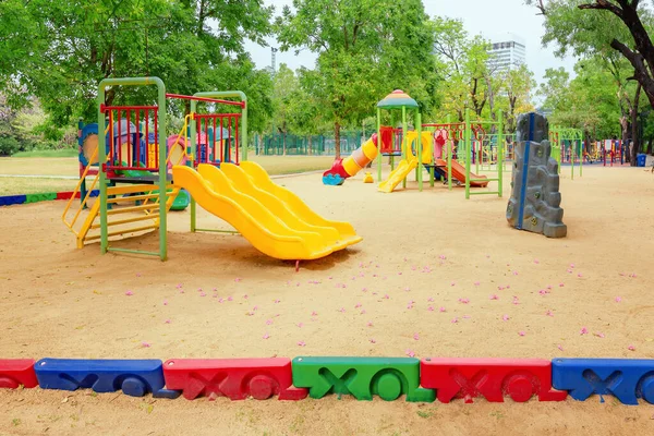 Atividades Coloridas Parque Infantil Parque Público Cercado Por Árvores Verdes — Fotografia de Stock