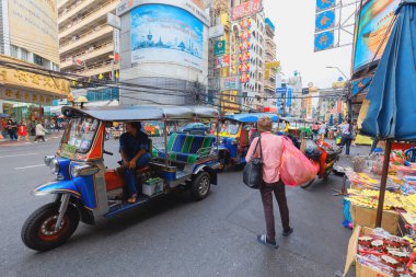 Bangkok - Tayland, 3 Ağustos 2019: Tuk-Tuk Tayland geleneksel taksilerinin adıdır. Çin Mahallesi Bangkok 'ta ünlü bir kent simgesidir..