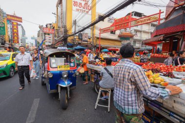 Bangkok - Tayland, 3 Ağustos 2019: Tuk-Tuk Tayland geleneksel taksilerinin adıdır. Çin Mahallesi Bangkok 'ta ünlü bir kent simgesidir..