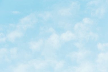 Bulutlu bir günde gökyüzü. Parlak gökyüzü