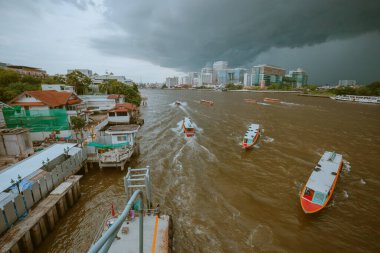 Bangkok - Tayland, 16 Ağustos 2019: Bangkok 'taki Chao Phraya Nehri' nde tekne gezisi
