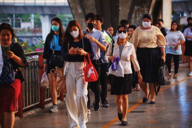 Bangkok - Tayland, 22 Ocak 2020: Tıbbi maske takan insanlar tozu ve mikrobu önler. Sabah güneş ışığı vardı.