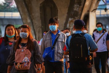 Bangkok - Tayland, 22 Ocak 2020: Tıbbi maske takan insanlar tozu ve mikrobu önler. Sabah güneş ışığı vardı.