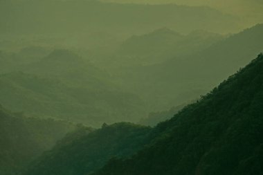 Sabah güneş doğmadan önce dağ manzarası