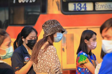 Bangkok - Tayland, 29 Şubat 2020: mikropları önlemek için tıbbi maske takanlar. Virüs insanları endişelendiriyor..