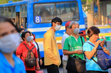 Bangkok - Tayland, 29 Şubat 2020: mikropları önlemek için tıbbi maske takanlar. Virüs insanları endişelendiriyor..