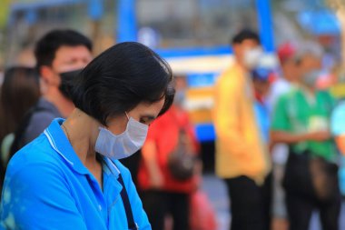 Bangkok - Tayland, 29 Şubat 2020: mikropları önlemek için tıbbi maske takanlar. Virüs insanları endişelendiriyor..