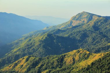 Sabahları yeşil dağlar güneşlidir..
