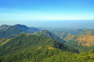 Sabahları yeşil dağlar güneşlidir..