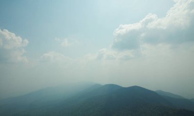 Ve dağlara ki, güneş parıldadığı zaman,