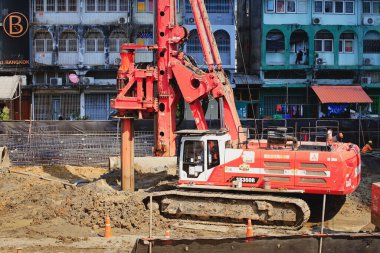 Bangkok-Tayland, 3 Mart 2020: Yüksek bina inşaatı alanında sondaj makineleri
