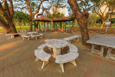 Güneşli bir günde parkta dinlenmek için bir masa.