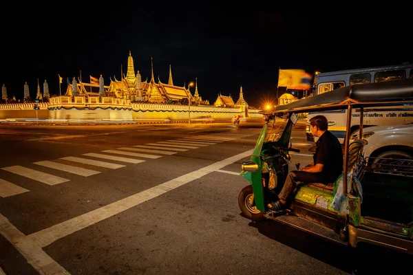 Bangkok Tailândia Agosto 2019 Tuk Tuk Templo Phra Kaew Durante — Fotografia de Stock