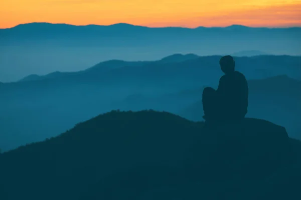 Menschen Sitzen Und Beobachten Den Sonnenaufgang Morgen — Stockfoto