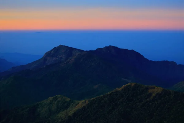 Vista Para Montanha Manhã Fundo Céu Laranja — Fotografia de Stock