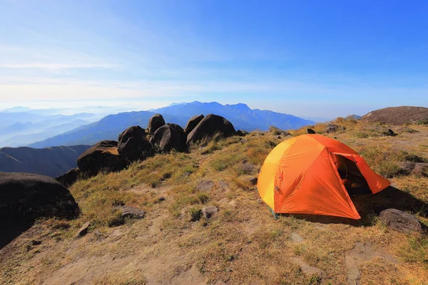 Orangenes Zelt Morgen Auf Einem Hohen Hügel — Stockfoto