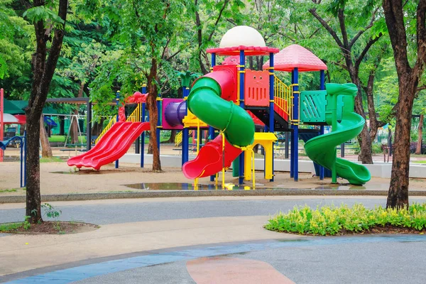 Parque Infantil Parque Com Árvores Verdes Adequadas Para Crianças — Fotografia de Stock