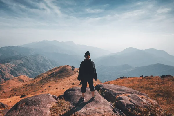 Μια Γυναίκα Στέκεται Στις Πλαγιές Όμορφη Θέα Στο Βουνό — Φωτογραφία Αρχείου