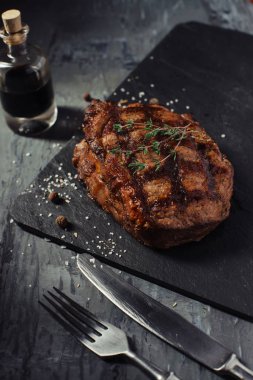 Kayrak kurulu yan görünüm üzerinde soslu domuz eti biftek