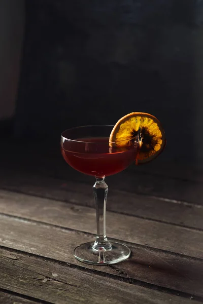 暗い背景上の木製のテーブルにオレンジのスライスと泡でホットホット ワイン — ストック写真