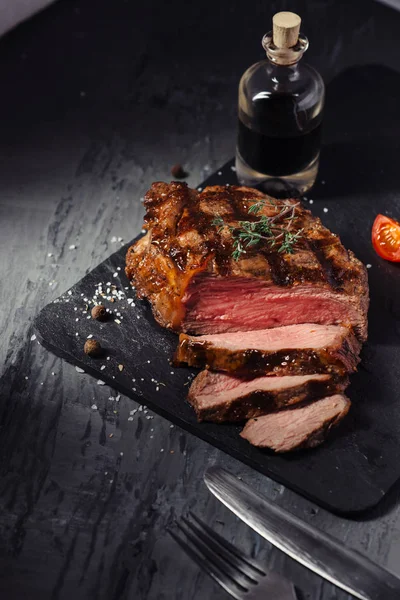 Schweineschnitzel Mit Rosmarin Auf Schiefertafel — Stockfoto