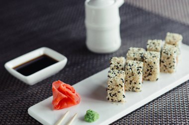 Beyaz bir tabağa geleneksel taze Japon suşi rulo