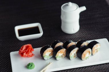 Beyaz tabakta Japon suşi