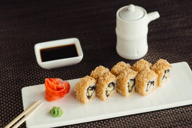 Beyaz bir tabakta eel ile Japon suşi