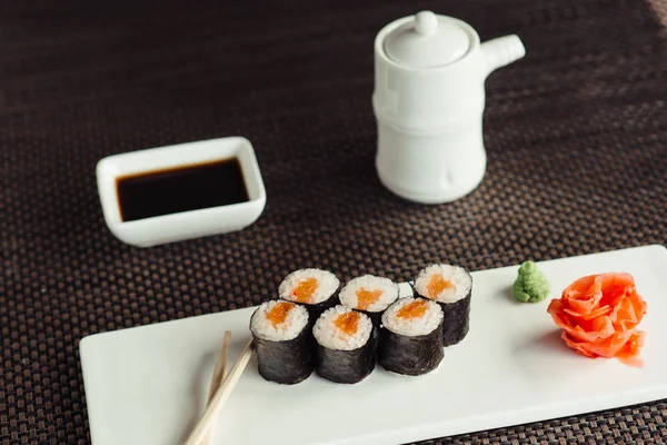 Традиційним свіжа японських суші рулонах на тарілку, білий — стокове фото