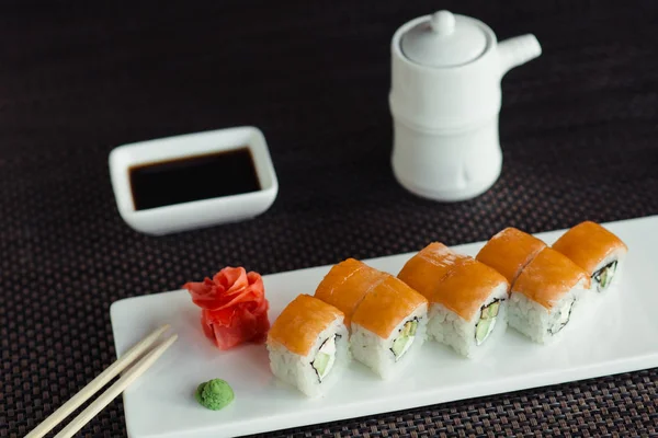 Японские суши, Филадельфия с лососем на белом блюде — стоковое фото