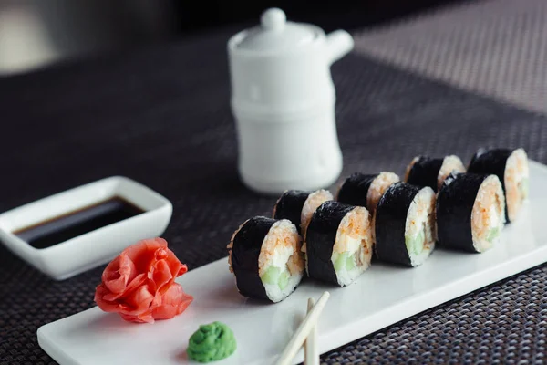 Японские суши на белой тарелке — стоковое фото