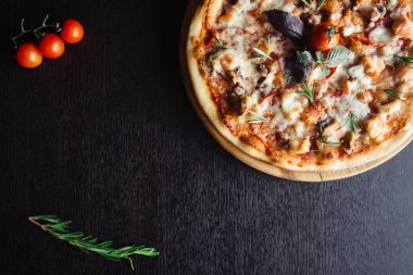 Gemide İtalyan deniz ürünleri pizza