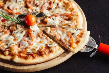 Gemide İtalyan eti pizza